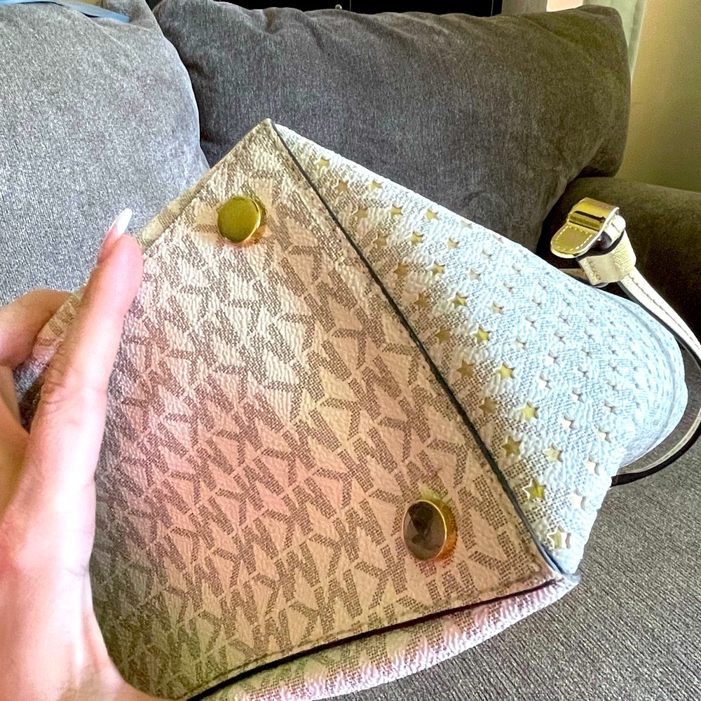 Michael Kors jet set white/cream signature tote with gold perforated stars⭐️⭐️⭐️ - Picture 7 of 14